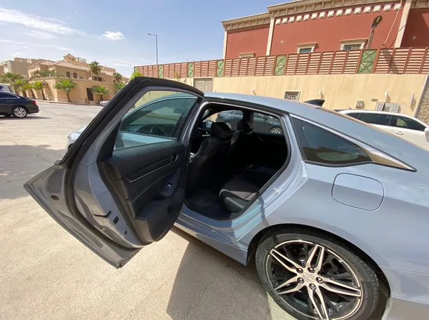 Car image 12