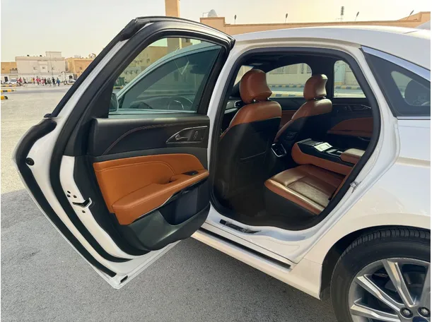Car image 13