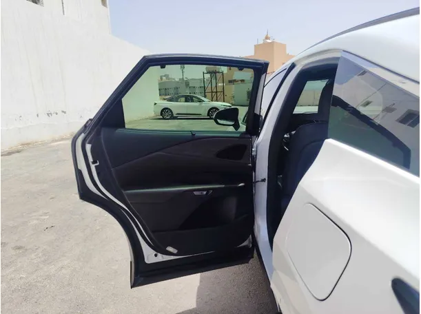 Car image 14