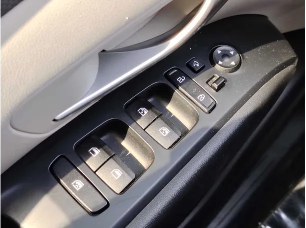 Car image 35