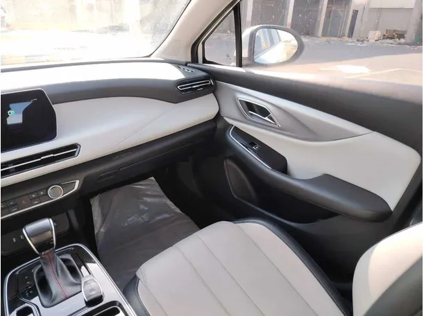 Car image 25