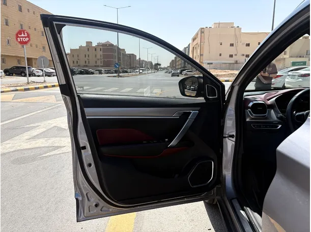Car image 10