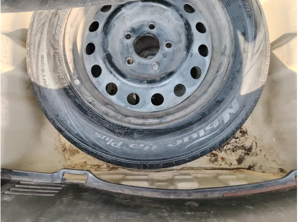 Car image 26