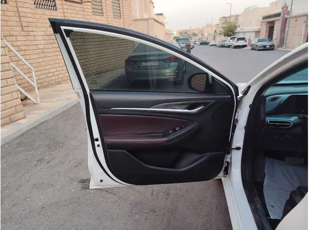 Car image 11