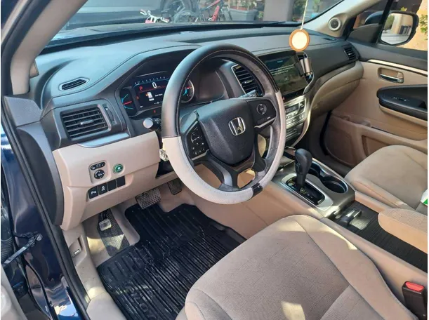 Car image 11