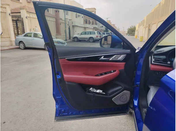 Car image 11