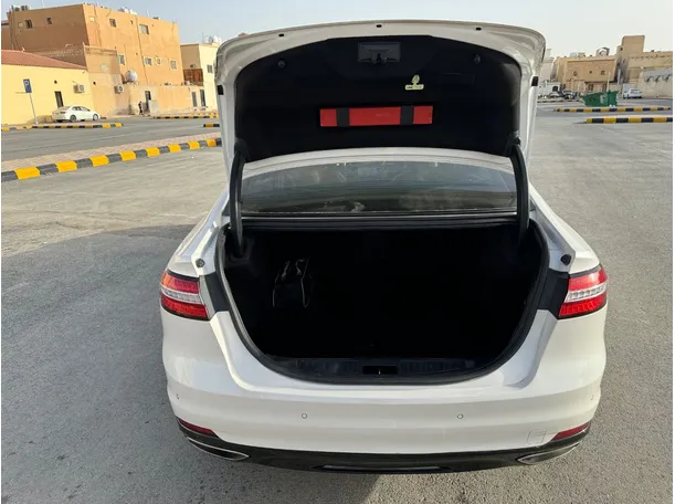 Car image 24