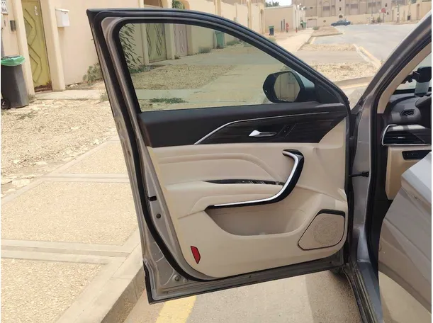 Car image 12