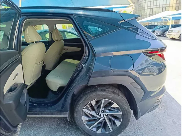 Car image 16