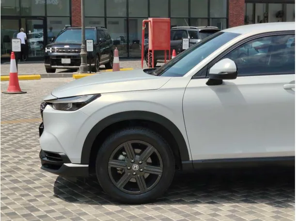 Car image 9