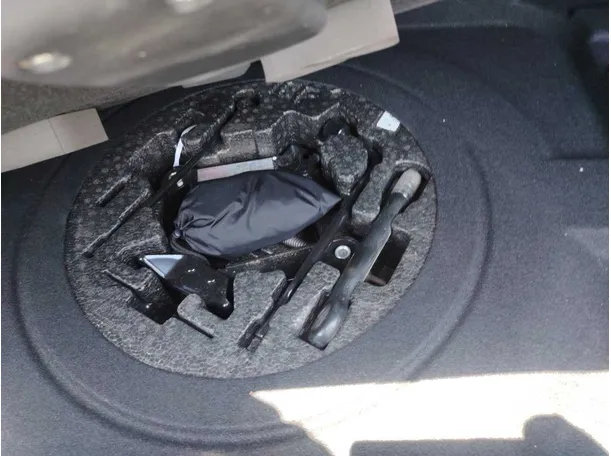 Car image 26