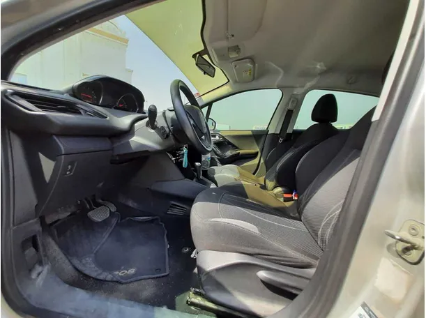 Car image 12