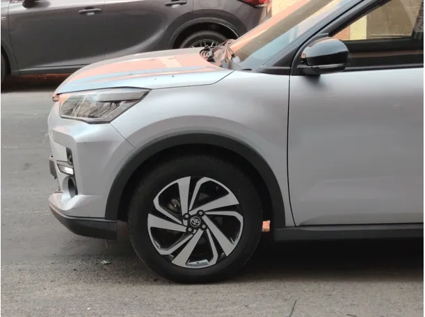 Car image 9