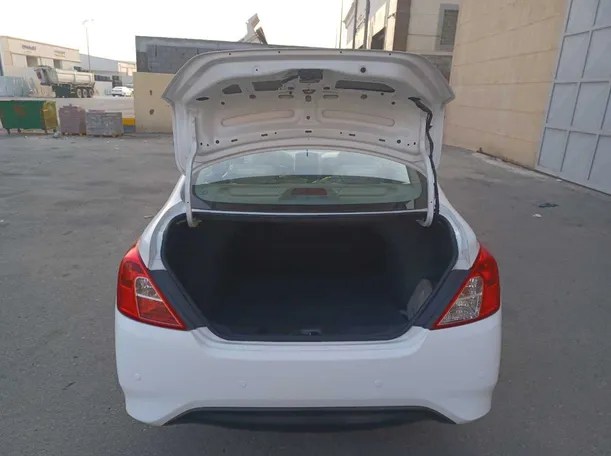 Car image 18