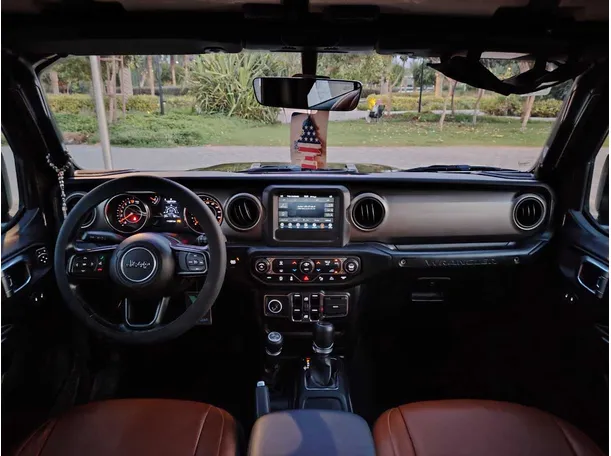 Car image 13