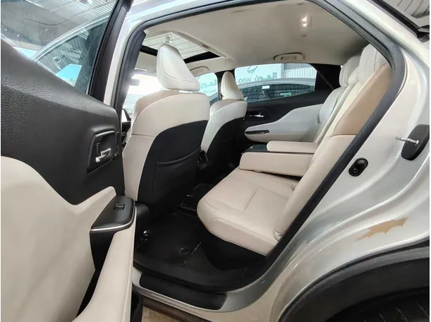 Car image 24