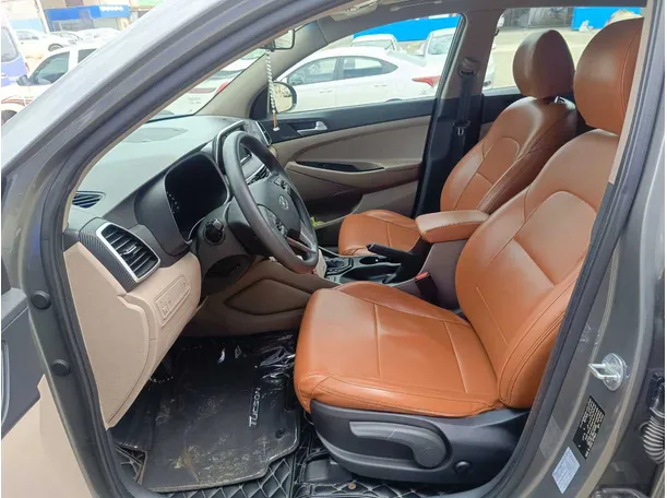 Car image 14