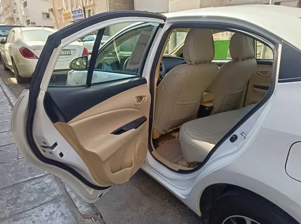 Car image 14