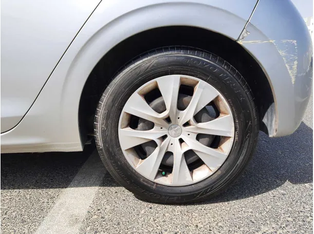Car image 9