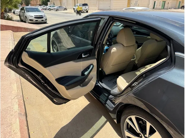 Car image 11