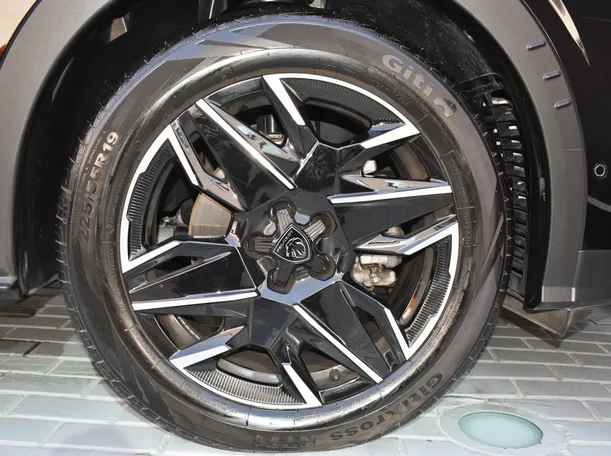 Car image 14