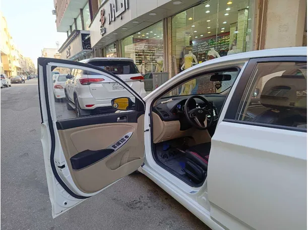 Car image 10