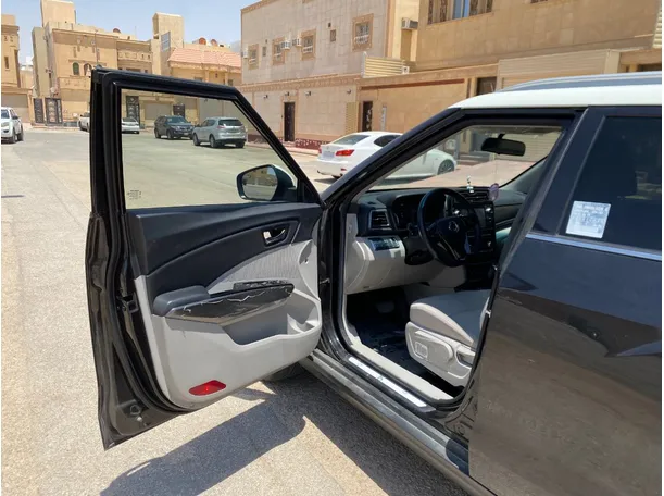 Car image 10