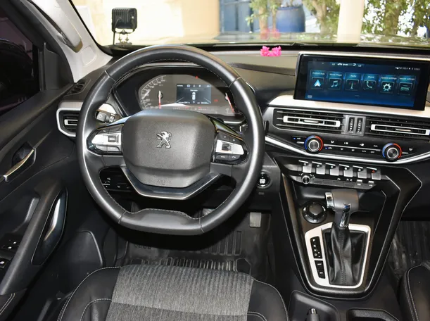 Car image 14