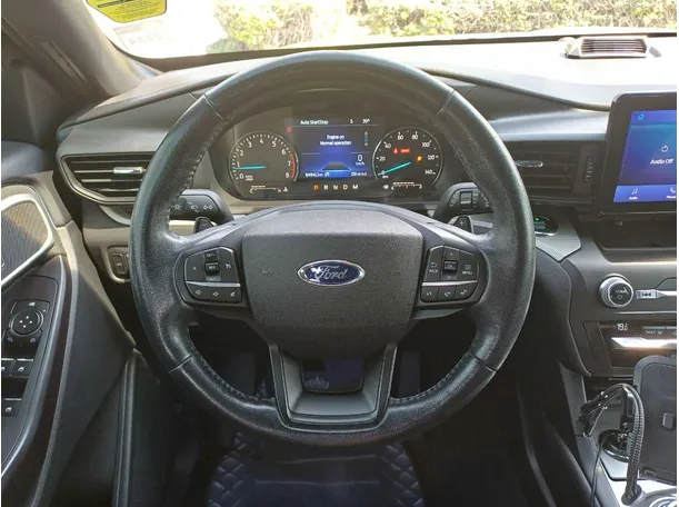 Car image 18