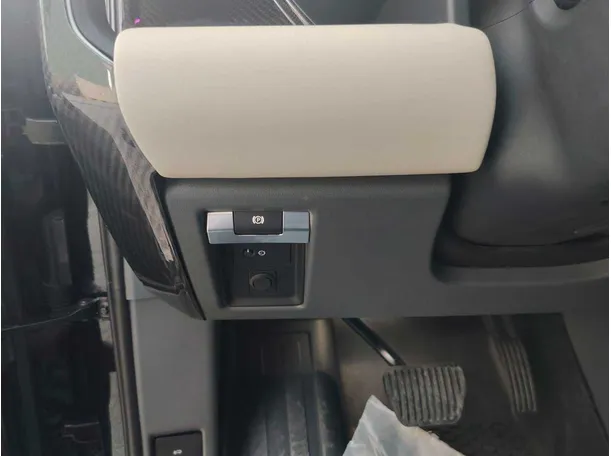 Car image 30