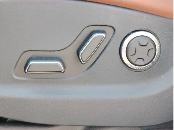 Car image 32