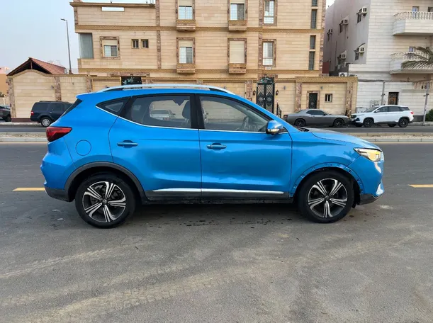 Car image 4