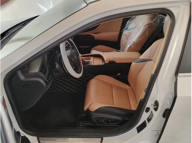 Car image 12