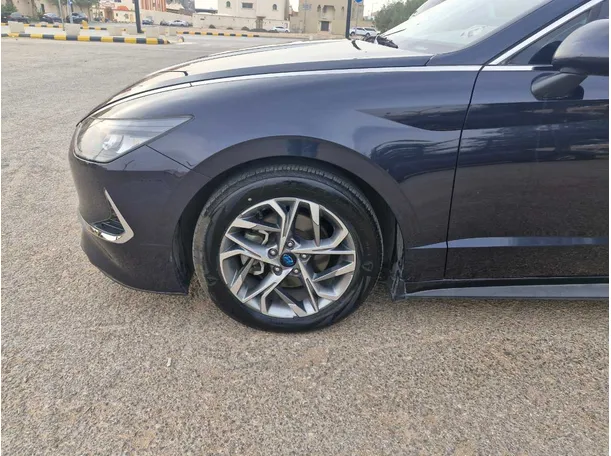 Car image 9