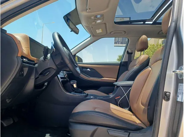 Car image 12