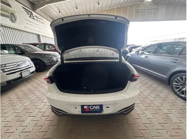 Car image 17