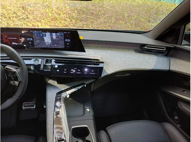 Car image 15