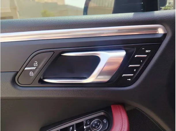 Car image 27