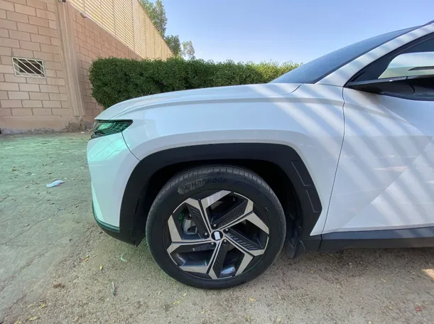 Car image 9