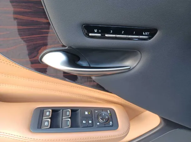 Car image 24