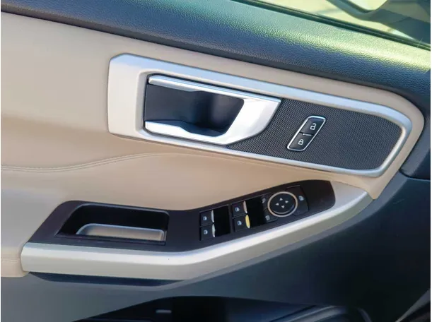 Car image 28