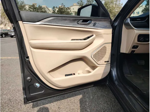 Car image 10