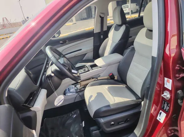 Car image 12