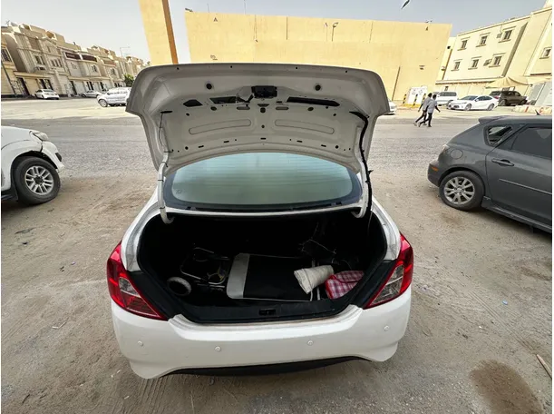 Car image 19