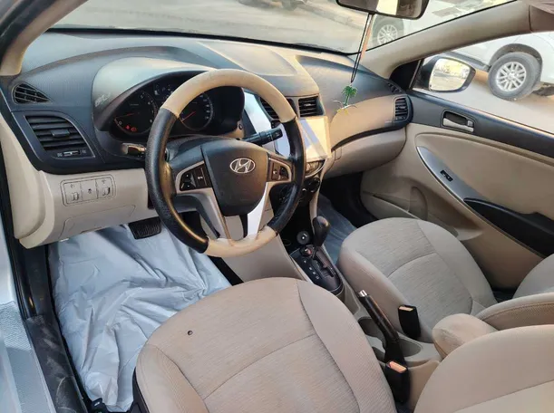 Car image 13