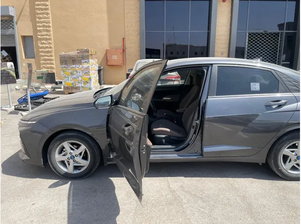 Car image 12