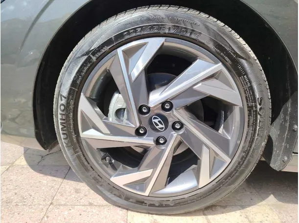 Car image 10