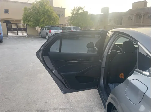 Car image 14