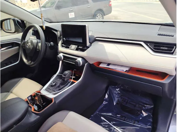 Car image 14