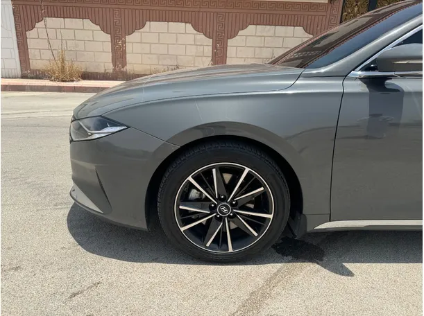 Car image 9